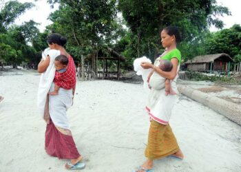 Terveydenhuollon palvelujen ulottaminen syrjäseudulle vähentää lapsikuolleisuutta kehitysmaissa. Intian Assamissa Rekhasaporin kylässä asuvat naiset matkalla Pelastakaa lapset -järjestön klinikalle, joka perustettiin aluetta koetelleiden tulvien jälkeen syksyllä 2014.