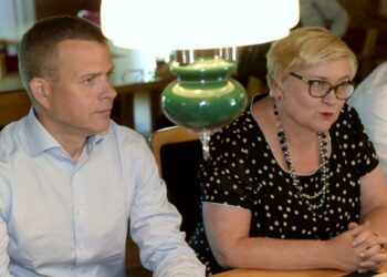 Valtiovarainministeri Petteri Orpo ja kunta- ja uudistusministeri Anu Vehviläinen valtiovarainministeriön sisäisten budjettineuvotteluiden alkaessa Espoossa tiistaina.