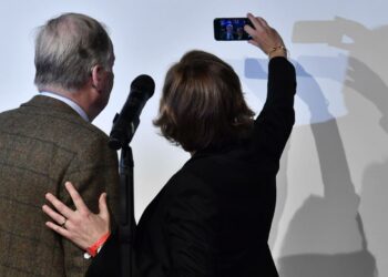 Avoimen rasistinen ja uusnatsimielinen puolue on edustettuna ensimmäistä kertaa Saksan liittopäivillä II maailmansodan jälkeen. AfD:n Alexander Gauland selfiekuvaa ottamassa yhdessä Beatrix von Storchin kanssa.