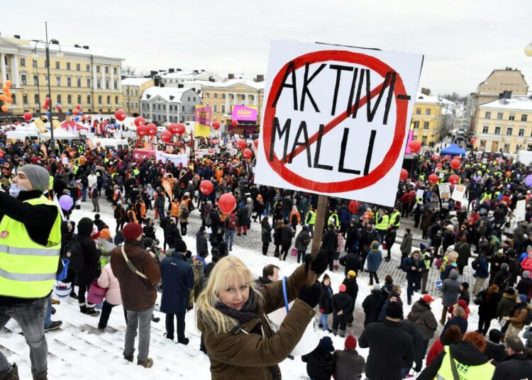 Vasemmistopuolueiden kannatus nousi aktiivimallin vastaisen mielenosoituksen jälkeen.