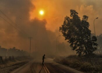 Eri puolilla maailmaa riehuvat metsäpalot ovat seurausta kuumasta ja kuivasta kesästä. Kuva Ateenan Kinetasta 23. heinäkuuta.