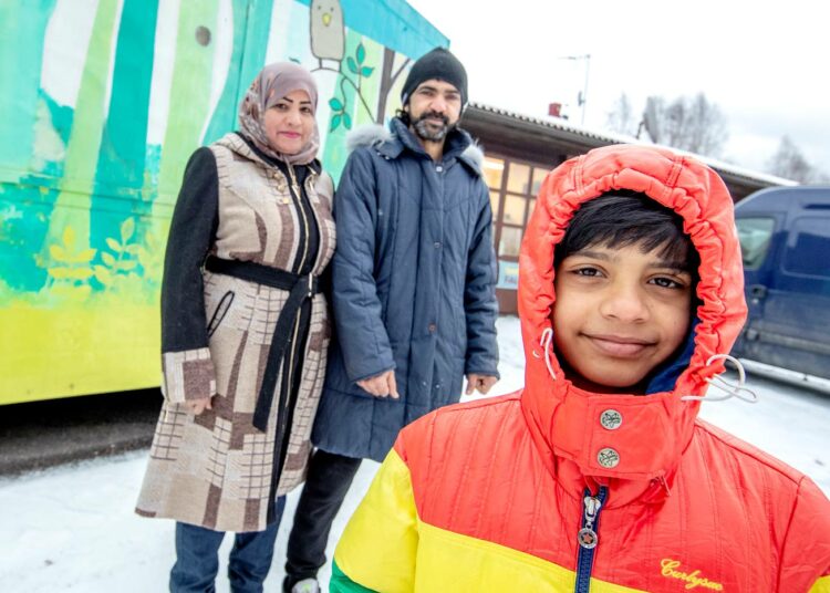 Fahed Al-Badri sai juuri joulun alla vaimonsa Fatuma Jahilin ja Mohammed-poikansa Suomeen. Pian vaimokin alkaa työt osuuskunta Kehrän palkkaamana falafel-tehtaassa Kaarinassa.