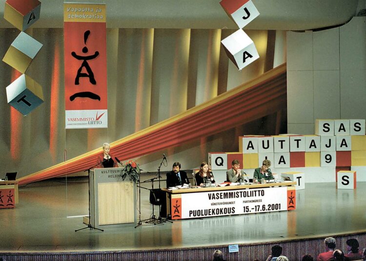 Vasemmistoliitto on järjestänyt puoluekokouksia ja muita tilaisuuksia Kulttuuritalolla. Kuva vuodelta 2001.