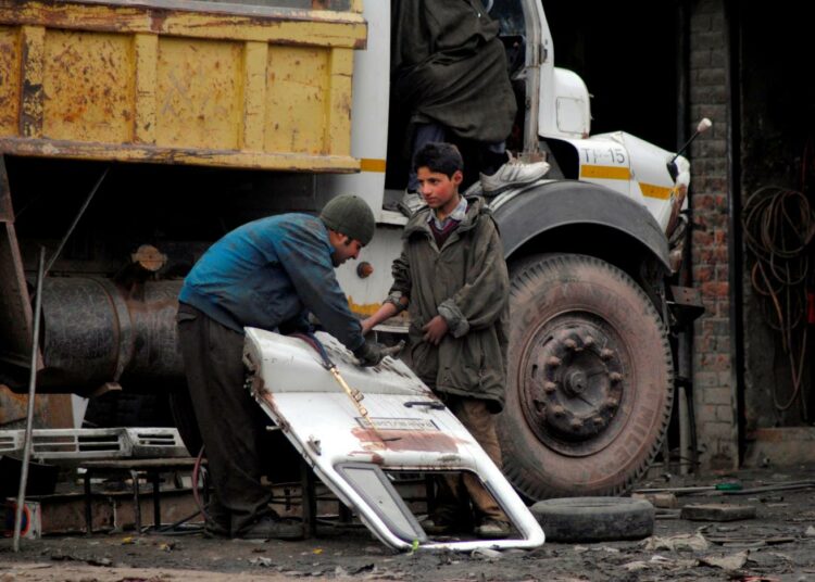 Väkivalta ja köyhyys ovat aiheuttaneet sen, että jopa neljännesmiljoona lasta tekee työtä Intian Jammun ja Kašmirin alueella. Moni heistä uurastaa autokorjaamossa.