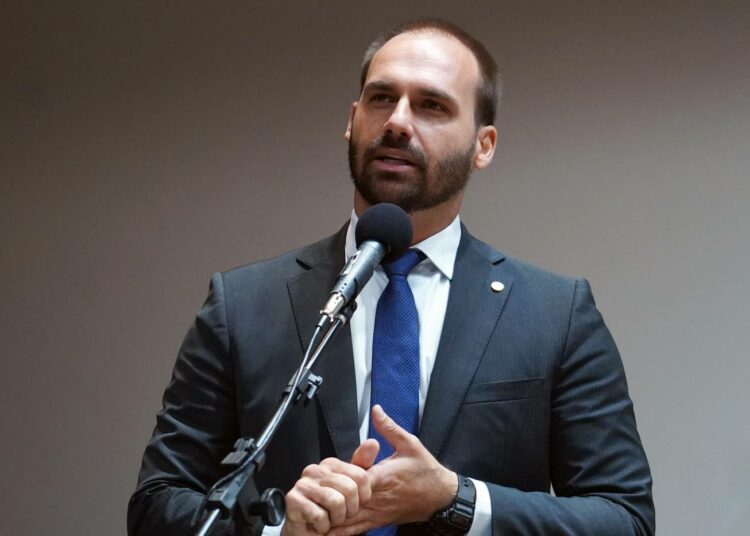 Eduardo Bolsonaro johtaa isänsä puolueen parlamenttiryhmää kongressin alahuoneessa.