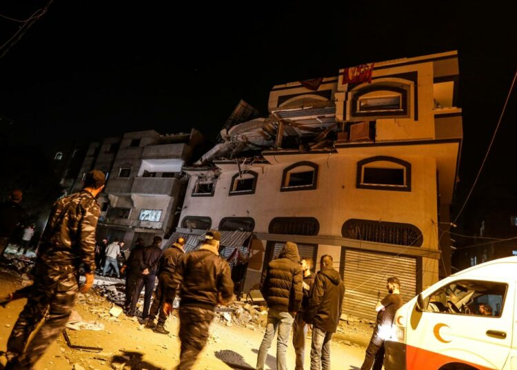 Israelin tiistaina aamunkoitteessa tekemä ilmaisku Gazassa osui kolmikerroksisen talon ylimpään kerrokseen surmaten Islamilainen Jihad -järjestön johtoon kuuluvan Bahaa Abu al-Atan ja hänen vaimonsa.