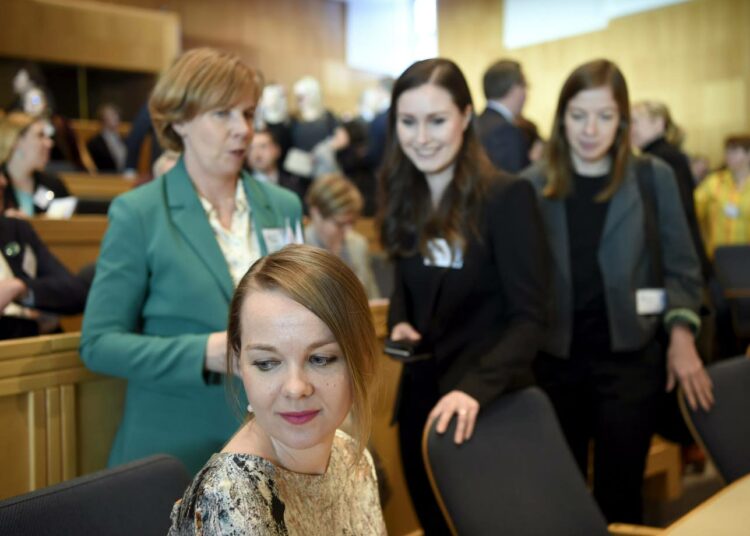 Valtiovarainministeri Katri Kulmuni ja taustalla oikeusministeri Anna-Maja Henriksson, pääministeri Sanna Marin ja opetusministeri Li Andersson ennen hallituksen ja hallituspuolueiden eduskuntaryhmien yhteistä ilmastokokousta maanantaina.