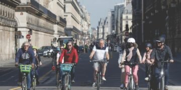 Pyöräilijöitä Pariisin Rue de Rivoli -kadulla viime perjantaina.