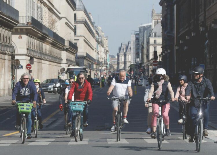 Pyöräilijöitä Pariisin Rue de Rivoli -kadulla viime perjantaina.