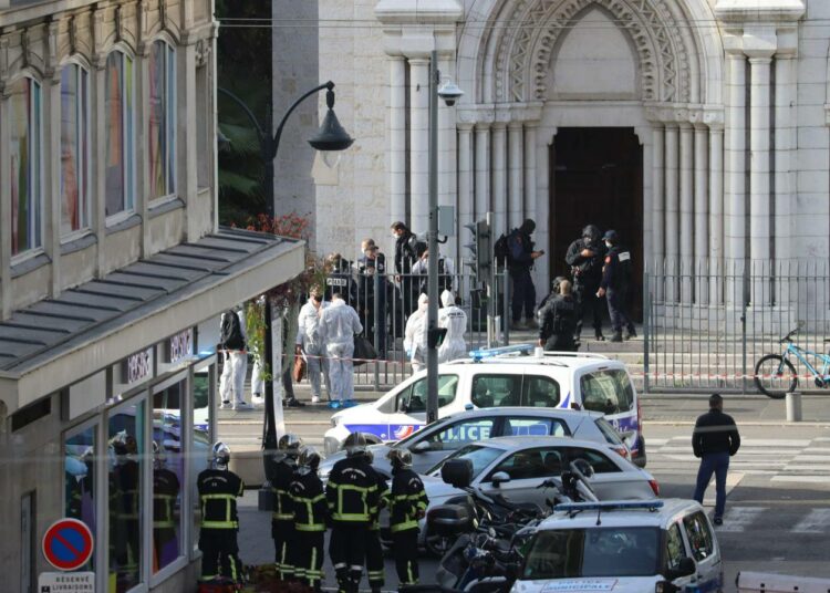 Ainakin kolme ihmistä on kuollut Nizzassa aamulla tehdyssä terrori-iskussa.