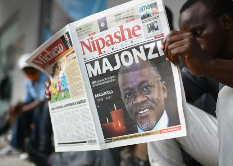 Tansanialaismies lukee lehteä, jossa kerrotaan edesmenneestä presidentti Magufulista.