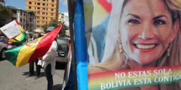 Bolivian entisen väliaikaispresidentin Jeanine Áñezin kannattajat osoittivat mieltä tämän pidätystä vastaan Mirafloresin naisvankilan edessä La Pazissa viime keväänä.