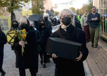 Elokapinan taidetyöryhmä järjesti maanantaina Syyskapinan alkusoittona Stillborn-hautajaissaaton, joka suri ilmastokriisin uhreja, sekä vaati, ettei heitä tule lisää.