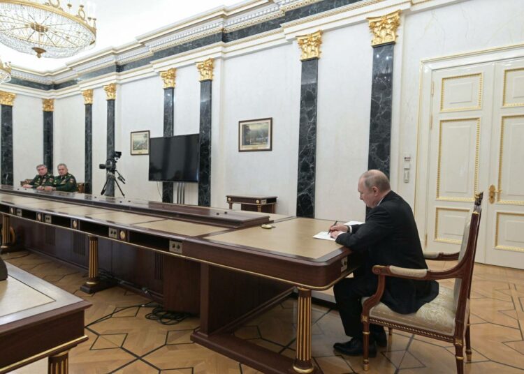 Venäjän presidentti Vladimir Putin ilmoitti sunnuntaina ydinasejoukkojen valmiuden nostosta tavatessaan puolustusministeri Sergei Shoigun ja esikuntapäällikö Valeri Gerasimovin. Putin piti turvaetäisyyttä kaksikoon.