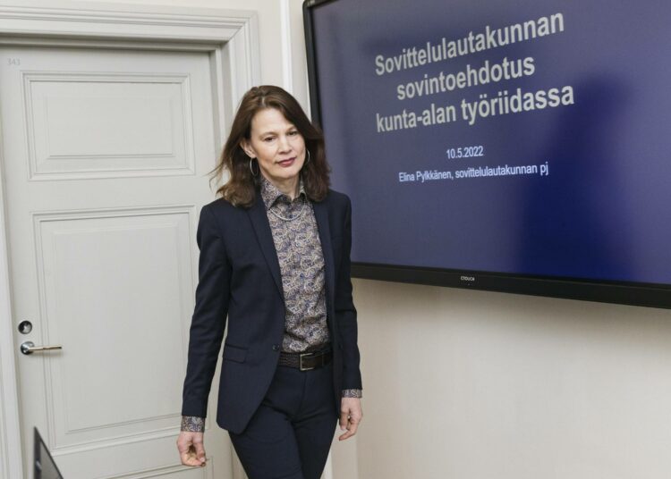 Sovittelulautakunnan puheenjohtaja Elina Pylkkänen esitteli tiistaina sovintoehdotuksen kunta-alan työriitaan.