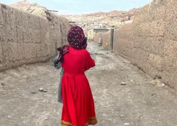 Afganistanin naisten asema jatkaa heikkenemistään Talebanin vallan alla. Kuvan nainen on kuvattu Bamiayanissa. Hän kuuluu hazara-vähemmistöön ja esiintyi aiemmin laulajana paikallistelevisiossa. Nyt hänet on pakotettu pysymään kotona.