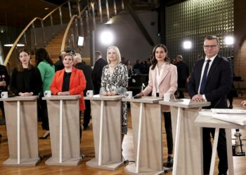 Vasemmistoliiton puheenjohtaja Li Andersson, keskustan puheenjohtaja Annika Saarikko, perussuomalaisten puheenjohtaja Riikka Purra, SDP:n puheenjohtaja Sanna Marin ja kokoomuksen puheenjohtaja Petteri Orpo eduskuntavaalien tulosillassa 2.4.2023.