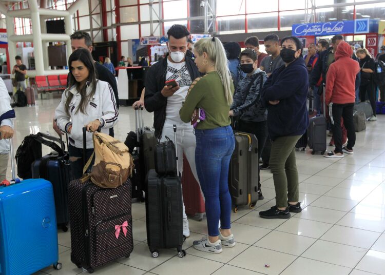 Havannan José Martí -lentokentällä jonottavista matkustajista monet ovat naisia. Naiset muodostavat tällä hetkellä 48 prosenttia maailman kansainvälisistä siirtolaisista, ja yhä useammat naiset muuttavat yksin.