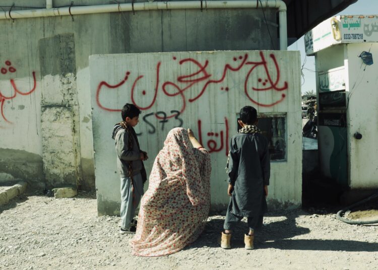Protestoija piirtää graffitia balochistanilaisessa kaupungissa.