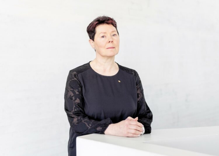 Superin puheenjohtaja Päivi Inberg muistuttaa, että suomalaisiakin hoitajia on parhaillaan työttömänä.