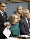 Pääministeri Petteri Orpon (kok.) hallitus ilmoitti leikkaavansa vanhuksilta ja vammaisilta. Kuvassa eduskunnan kyselytunnilta ovat myös valtiovarainministeri Riikka Purra (ps.), ulkoministeri Elina Valtonen (kok.) ja opetusminsiteri Anders Adlercreutz (r.).