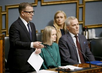 Pääministeri Petteri Orpon (kok.) hallitus ilmoitti leikkaavansa vanhuksilta ja vammaisilta. Kuvassa eduskunnan kyselytunnilta ovat myös valtiovarainministeri Riikka Purra (ps.), ulkoministeri Elina Valtonen (kok.) ja opetusminsiteri Anders Adlercreutz (r.).