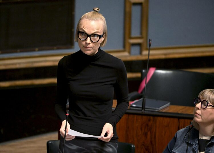 Minja Koskela kysyy, mistä löytyvät rahat kasvaviin puolustusmenoihin.