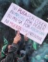 Sukupuolistereotypiat ovat naisten lisääntymisoikeuksia rajoittavien lakien taustalla Latinalaisessa Amerikassa. Kuvassa feministiaktivistit osoittavat mieltään Limassa 28. syyskuuta, jolloin vietetään kansainvälisestä päivää laillisen ja turvallisen abortin puolesta.