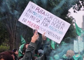 Sukupuolistereotypiat ovat naisten lisääntymisoikeuksia rajoittavien lakien taustalla Latinalaisessa Amerikassa. Kuvassa feministiaktivistit osoittavat mieltään Limassa 28. syyskuuta, jolloin vietetään kansainvälisestä päivää laillisen ja turvallisen abortin puolesta.