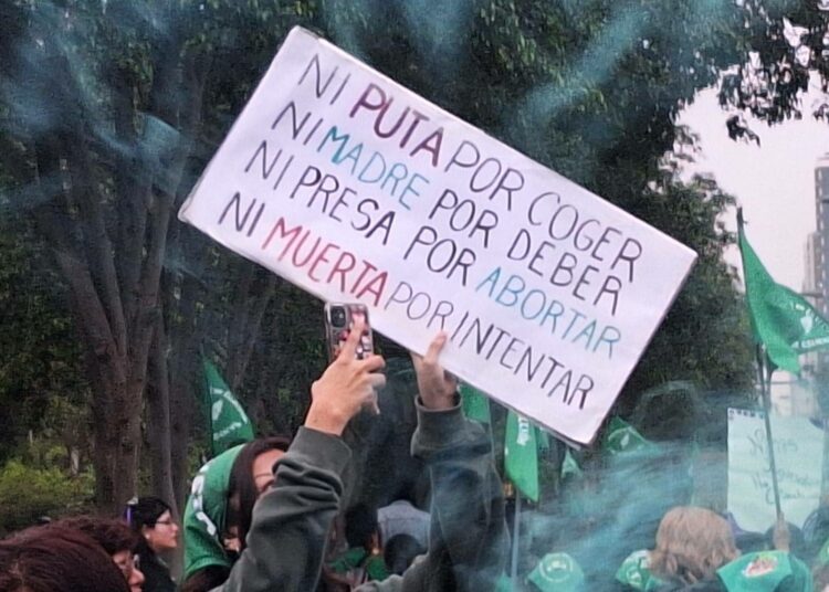 Sukupuolistereotypiat ovat naisten lisääntymisoikeuksia rajoittavien lakien taustalla Latinalaisessa Amerikassa. Kuvassa feministiaktivistit osoittavat mieltään Limassa 28. syyskuuta, jolloin vietetään kansainvälisestä päivää laillisen ja turvallisen abortin puolesta.