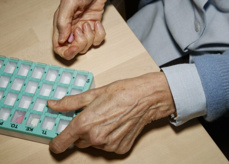 THL:n maanantaina julkaisema selvitys sai kokoomuslaiset kritisoimaan leikkauksia, joita he ovat itse parhaillaan tekemässä.