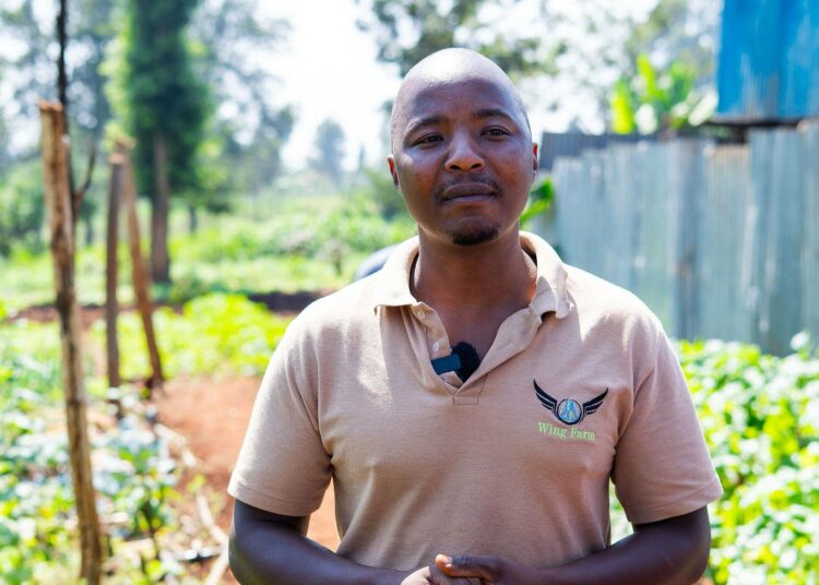 Samuel Ndungu työskentelee luomutilallaan Githungurissa, Keniassa.