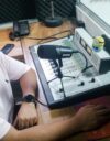 Henry Barillas on Bálsamo-radion tuottaja. Bálsamo on yksi El Salvadorissa nykyisin toimivista 19 yhteisöradiosta. Viime vuosina ne ovat joutuneet taloudellisen ja poliittisen paineen alle ja niiden tulevaisuus on uhattuna.