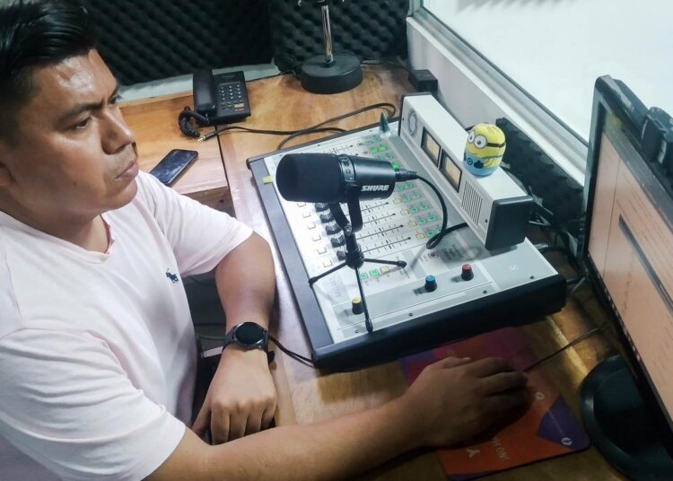 Henry Barillas on Bálsamo-radion tuottaja. Bálsamo on yksi El Salvadorissa nykyisin toimivista 19 yhteisöradiosta. Viime vuosina ne ovat joutuneet taloudellisen ja poliittisen paineen alle ja niiden tulevaisuus on uhattuna.