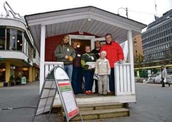 Vasemmistoliiton vaalimökillä tehtiin kiriviikon vaalityötä. Paikalla olivat Reko Ravela, Raija Aapakari, Orvokki Jokinen, Risto Utriainen, Antti Koponen ja Martti Korhonen.