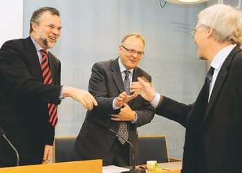 Selvitysmies Pentti Arajärvi (oik.) tervehtii  Elinkeinoelämän keskusliiton (EK) toimitusjohtajaa Leif Fagernäsiä (vas.) ja SAK:n puheenjohtajaa Lauri Ihalaista .