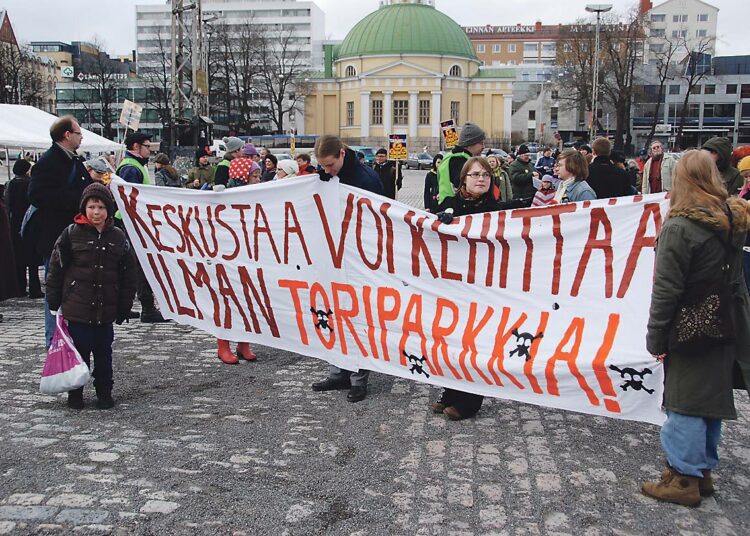 Mielenosoittajat starttasivat suunnitellun paikoituslaitoksen kohdalta Kauppatorilta kohti kaupungintaloa.