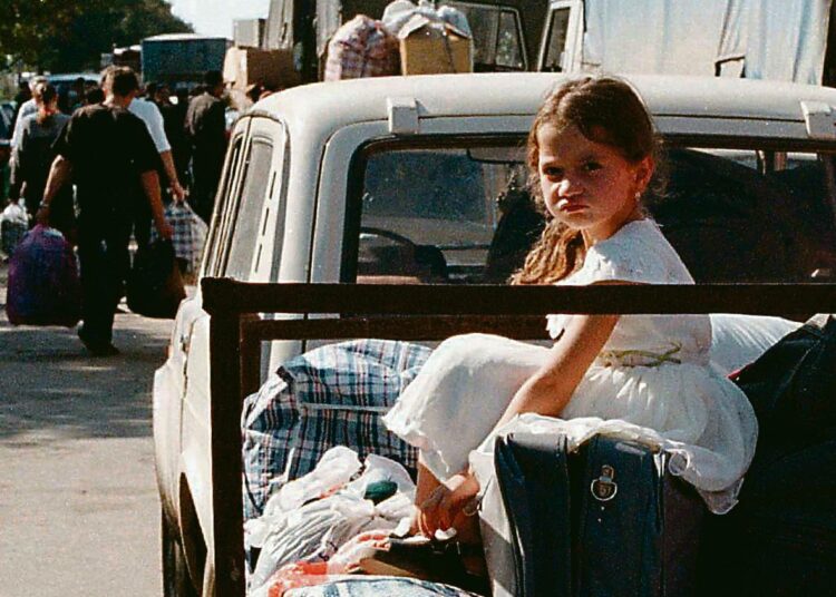 Pakolaiset pyrkivät pois Groznyista venäläisjoukkojen pommistusten jaloista syyskuussa 1999.