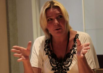 Alice Åström on sekä Vasemmistopuolueen varapuheenjohtaja että eduskuntaryhmän puheenjohtaja. Järjestely on helpottanut yhteistyötä puolueen ja eduskuntaryhmän kesken.