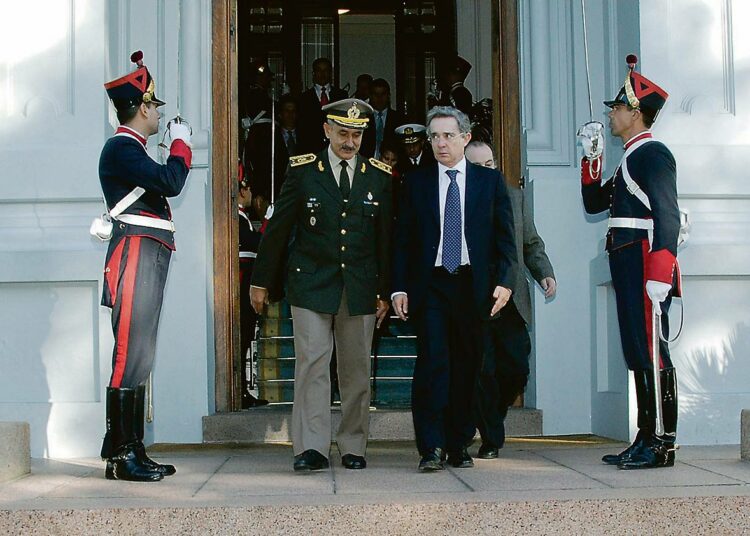 Kolumbian presidentti Álvaro Uribe (siviilipukuinen) poistumassa kolme viikkoa sitten Uruguayn presidentinpalatsista. Uribe oli Montevideossa selostamassa tukikohtasuunnitelmia.