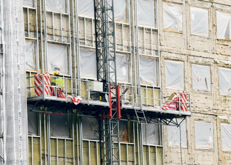 Rakennusliitto kehottaa työnantajia pitämään huolta suomalaisesta työvoimasta ja sen uusiutumisesta.