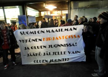 Kirjastolautakunnan kokouspaikan eteen kokoontuneet helsinkiläiset osoittivat huutoineen ja plakaattiensa teksteissä, että kaikki peruspalveluihin suunnitellut lakkautukset ja supistukset tulee unohtaa.