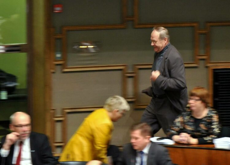 Vasemmistoliiton Matti Kauppila kiirehti äänestyksiin tiistaina eduskunnan budjettiviikon täysisitunnossa.