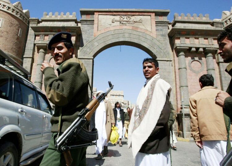 Jemenin turvallisuusjoukkoja Sanaan vanhassakaupungissa keskiviikkona.