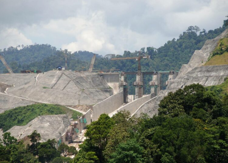 Borneon saarella Malesialle kuuluvassa Sarawakissa sijaitsevan Bakunin suurpadon on määrä valmistua tänä vuonna. Kuva rakennustyömaalta syksyllä 2008.
