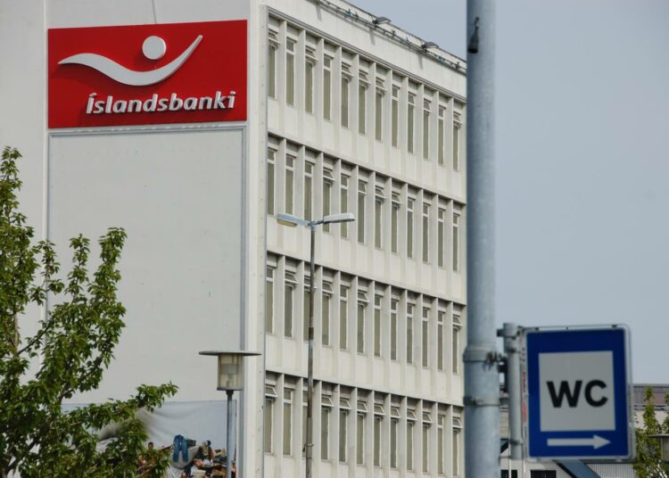Islannin johtavilla poliitikoilla oli talousromahduksen edellä runsaasti sidoksia yksityistettyihin pankkeihin. Landsbanki oli Itsenäisyyspuolueen suurin tukija.
