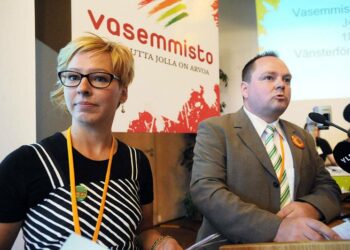 Aino-Kaisa Pekonen ja Risto Kalliorinne esittelivät puoluekokousedustajille poliittisen tavoiteohjelman luonnoksen.