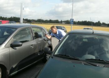 Huoltopäällikkö Jorma Kananojalla Huittisten Laatuautossa riitti maanantaina vakuutuskorvausta varten tutkittavia raekuuroautoja.