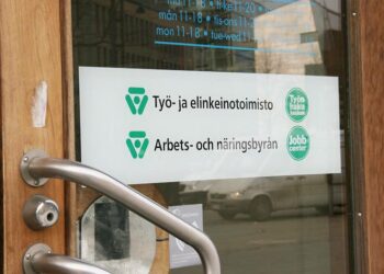 Vaikka nuorisotyöttömyyskin on vielä suurta, työkkärin ovea joutuvat aukomaan entistä vanhemmat ihmiset.