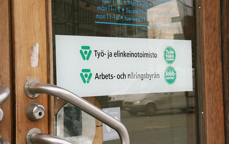 Vaikka nuorisotyöttömyyskin on vielä suurta, työkkärin ovea joutuvat aukomaan entistä vanhemmat ihmiset.